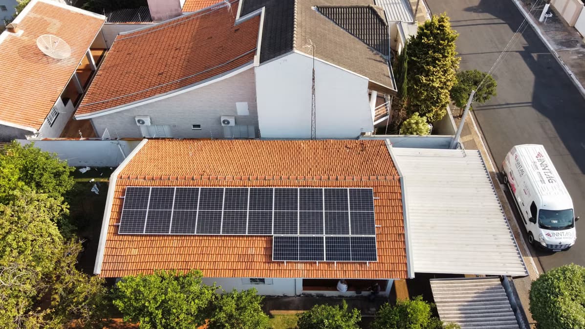 Painéis solares ao pôr do sol