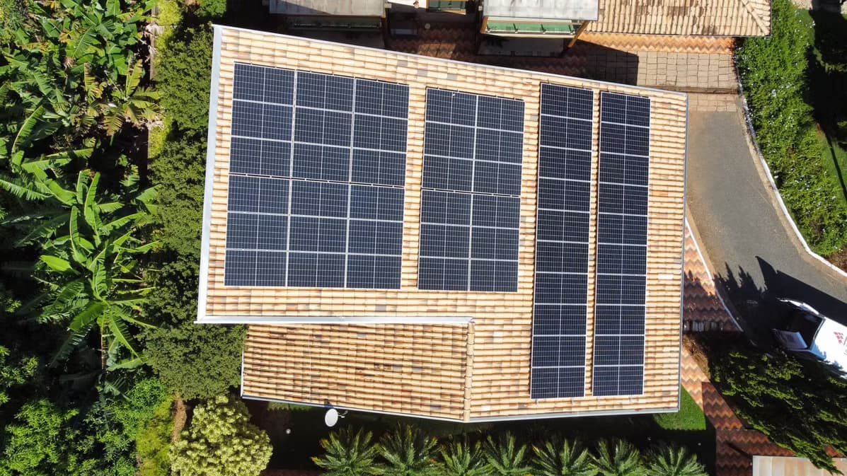 Equipe técnica durante instalação